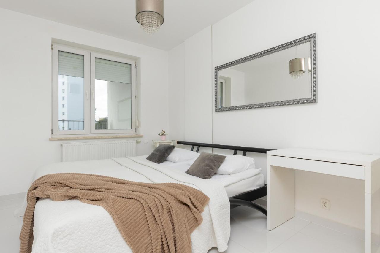 Metro Targowek Spacious Apartment With Parking By Noclegi Renters Varsóvia Exterior foto