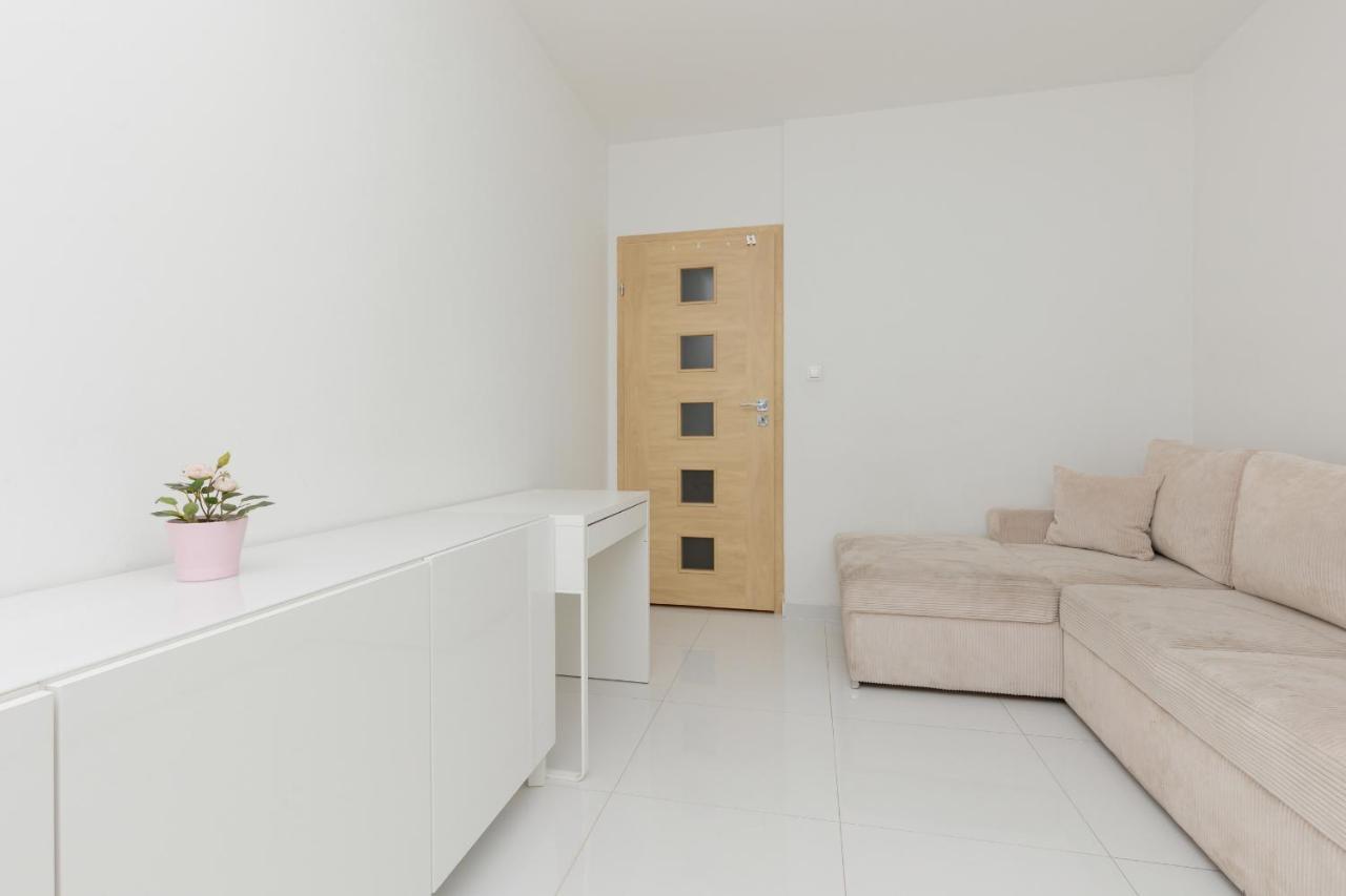 Metro Targowek Spacious Apartment With Parking By Noclegi Renters Varsóvia Exterior foto