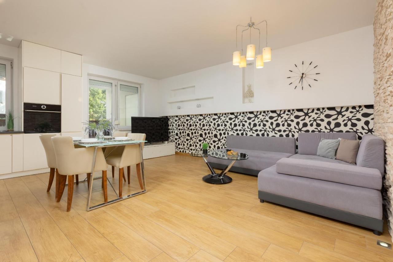 Metro Targowek Spacious Apartment With Parking By Noclegi Renters Varsóvia Exterior foto
