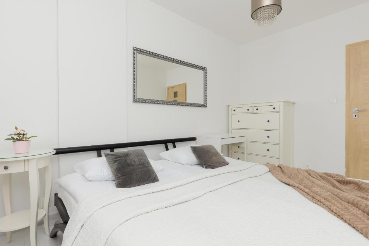 Metro Targowek Spacious Apartment With Parking By Noclegi Renters Varsóvia Exterior foto